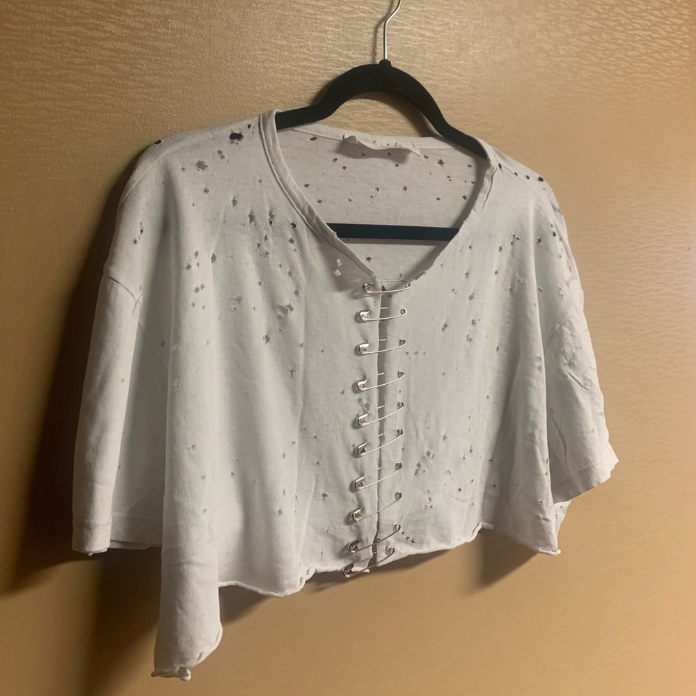 Distressed pin ladder cropped t